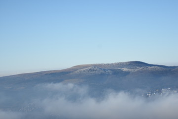Hügelkette in Winterluft