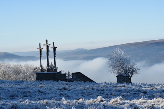 Drei Kreuze auf Berg