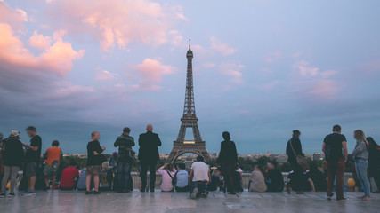 Crowd in front of Tour Eiffel - Paris - obrazy, fototapety, plakaty