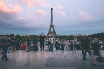 Fototapeta na wymiar Crowd in front of Tour Eiffel - Paris