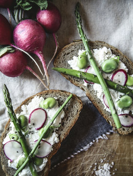 Radish, asparagus and cream on bread 