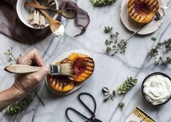 Preparing grilled peaches 