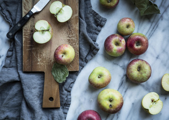 Whole and halved apples 