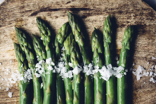 Green asparagus spears with salt 