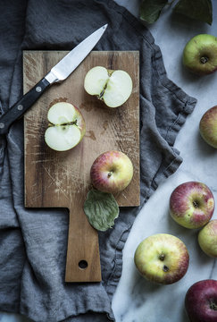 Whole and halved apples