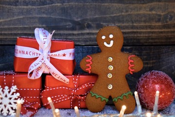 Weihnachtlicher Hintergrund - Adventskerze und Lebkuchenmännchen