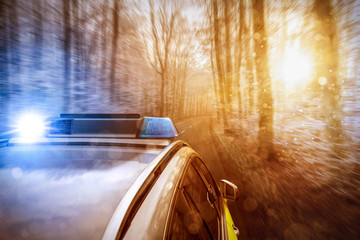 Polizeiauto auf Landstraße bei Sonnenuntergang © VanHope