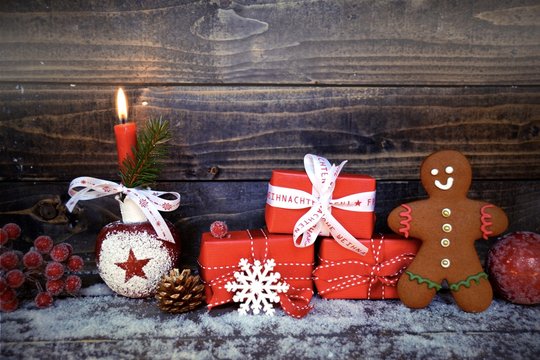 Weihnachtsgeschenke und Lebkuchenmann