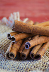 ground cinnamon and cinnamon sticks dry