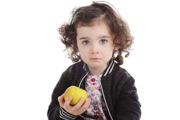 fillette deux ans cheveux bruns refusant de manger une pomme