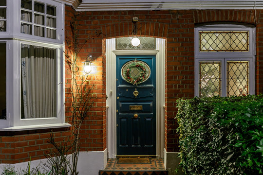 Fototapeta House decorated for Christmas in London