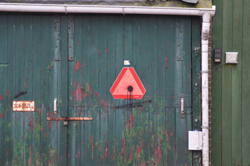 Charme des Verfalls. Garagentor auf Texel