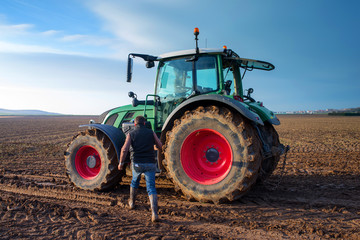 Obraz premium agriculteur partant au travail