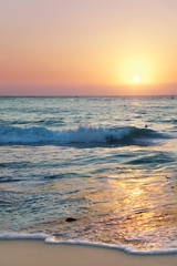Soleil se couche sur Seven Mile Beach, Grand Cayman