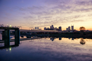 Naklejka premium 夕暮れの高架橋、多摩川