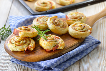 Luftiges Gebäck: Herzhafte Blätterteig-Schinkenschnecken mit Frischkäse und Parmesan sowie...