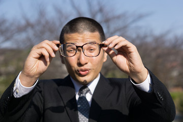 ビジネスマン　眼鏡　歪む