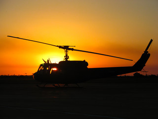Fototapeta na wymiar UH-1H no final do dia
