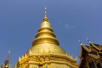 Naklejka premium Wat Phra That Hariphunchai, Pagoda in Lamphun Thailand