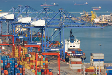 Obraz na płótnie Canvas Container Cargo freight ship with working crane loading bridge i