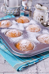 Muffins in powdered sugar