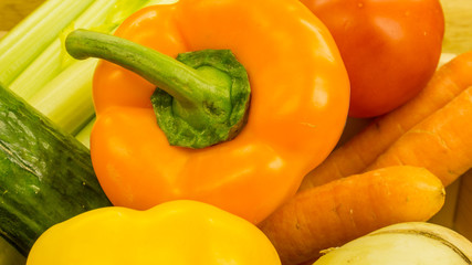 Frisches Gemuese - Paprika,Gurke,Möhren,Tomaten und Stangensell