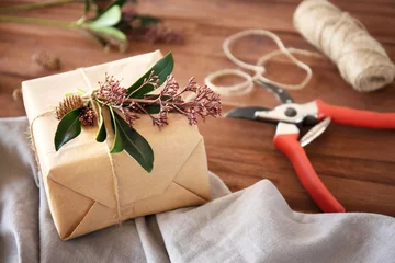 Crédence de cuisine en verre imprimé Fleuriste Handcrafted gift box with flowers on wooden table