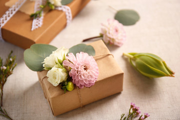 Naklejka premium Handcrafted gift box with flowers on table