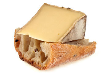 Tomme de Savoie sur un morceau de pain sur fond blanc