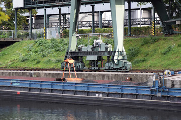 Kohlekutter wird entladen