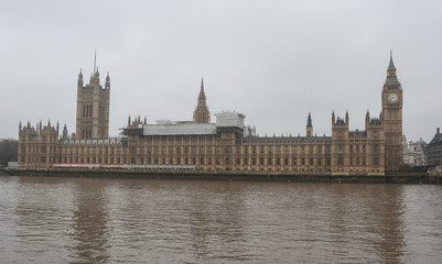 Fototapeta na wymiar British House of Parliament building in a grey foggy morning