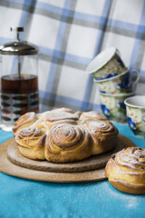 big snail bun with black tea kettle for large family