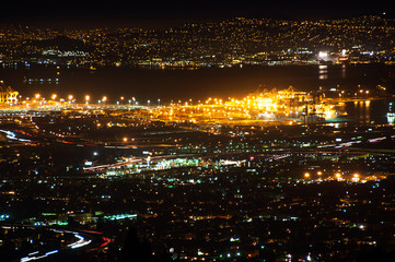 Fototapeta na wymiar lights shining off the San Francisco bay at night.