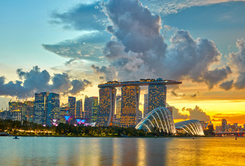 Horizon de ville de Singapour au coucher du soleil