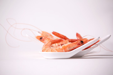 langostinos en cucharas