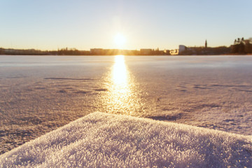 Заснежный причал на финском заливе в Хельсинки, Финляндия