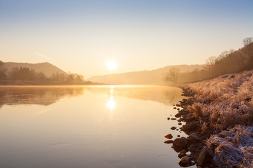 Sonnenaufgang im Winter an der Elbe