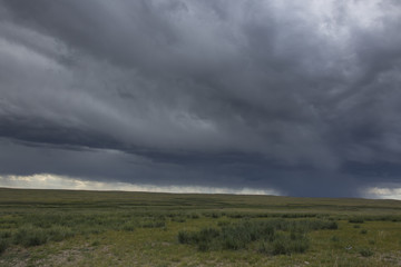 Naklejka na ściany i meble Unwetterwolken über der Wüste Gobi