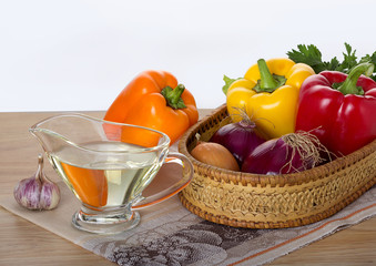 Готовка овощей,перцы,лук,чеснок,петрушка,специи,масло.