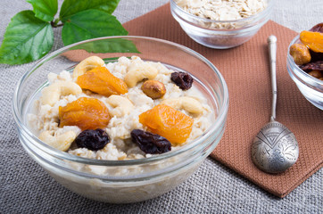 Porridge of oatmeal with raisins, cashews and dried apricots