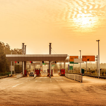 Toll stations and vehicles