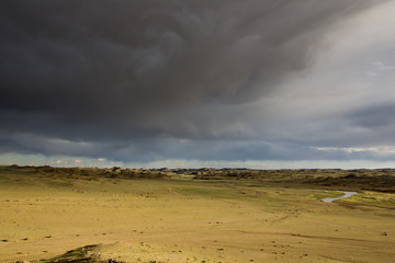 Fototapeta na wymiar Regenwolken über der Wüste Gobi (Mongolei)