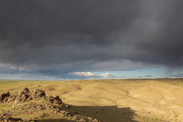 Regenwolken über der Wüste Gobi (Mongolei)