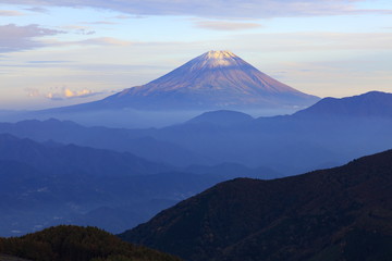 Fototapeta premium Góra Fuji farbowana na zachodzie słońca
