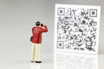 QRコードを撮る人