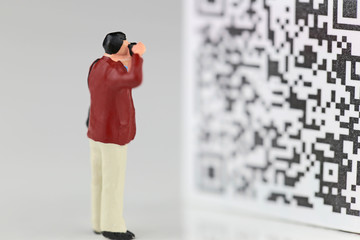 QRコードを撮る人