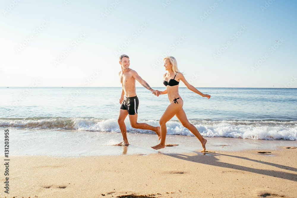 Wall mural loving couple on the beach