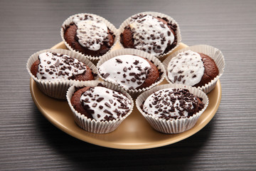 muffins on a plate/ muffins on a plate
