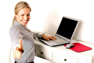 junge Frau im Büro am Computer arbeiten