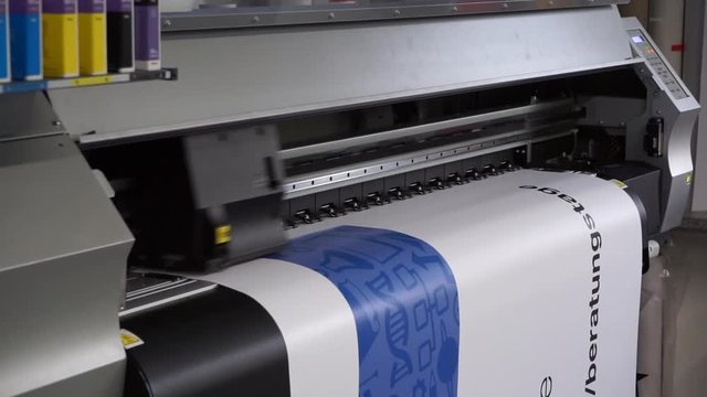 Werbetechnik / Digitaldrucker druckt auf Klebefolie / Autobeschriftung